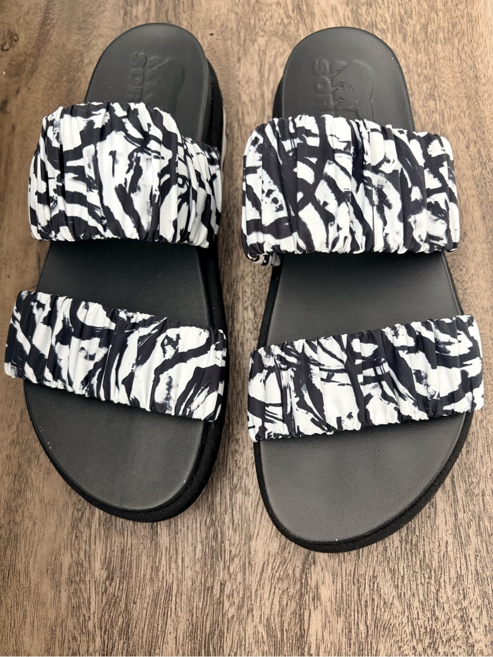Sorel Roaming Two Strap Slide Sandals Black and White Ruched Print Size 8